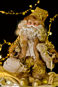 黑暗背景的圣诞老人娃图片