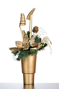 金花瓶上的圣诞蜡烛装饰图片