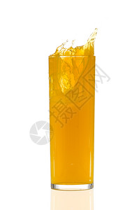 橙汁喷洒在白色反射背景上图片