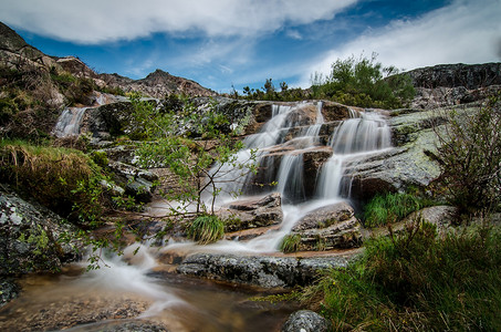 葡萄牙公园美丽的瀑布图片