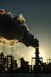 日落时在工业建筑综合体吸烟囱图片