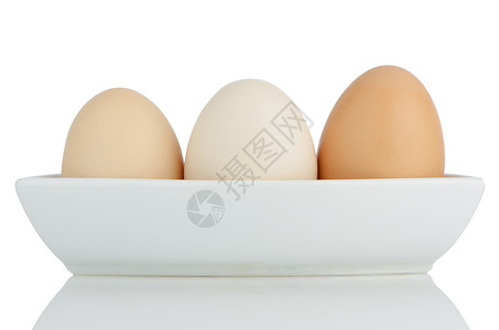 白陶瓷碗中的棕蛋与白底幕隔绝图片