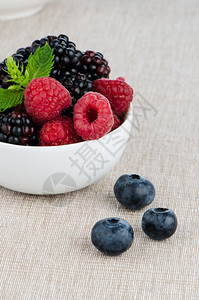白陶瓷碗甜莓水果图片