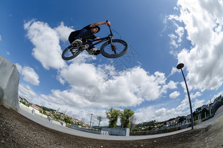 在滑板公园的空中跳跃搭乘BMX的骑手背景图片