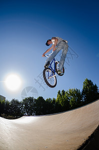 高BMX跳到滑板公园背景图片