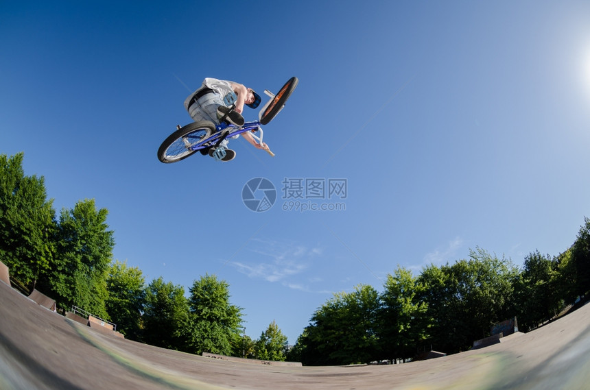 高BMX跳到滑板公园图片