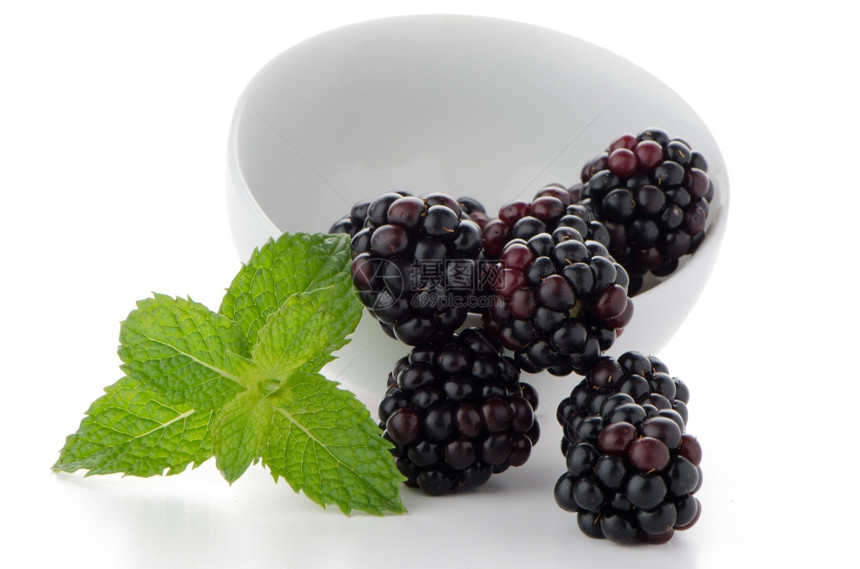 白碗的黑莓孤立在白色背景图片
