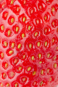 红色成熟草莓纹理的宏图片