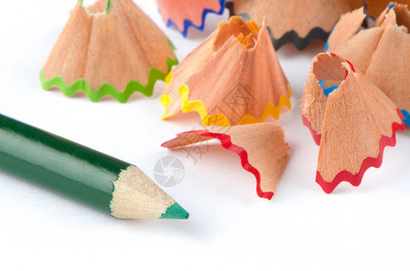 绿色铅笔和红蓝黄和绿铅笔在白背景上的剃须图片