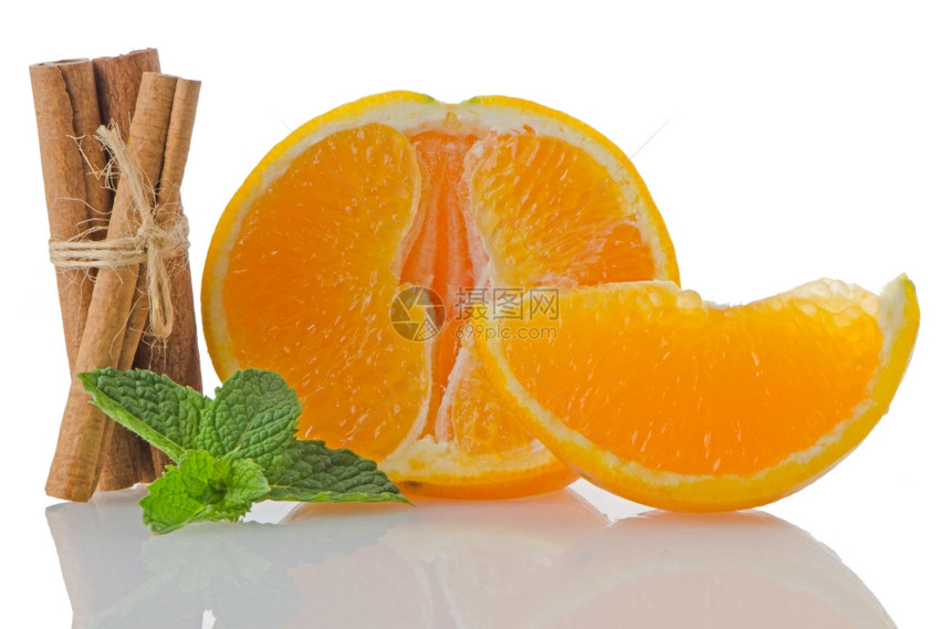 一个橙色水果块或白底板隔离的甘蓝果块图片