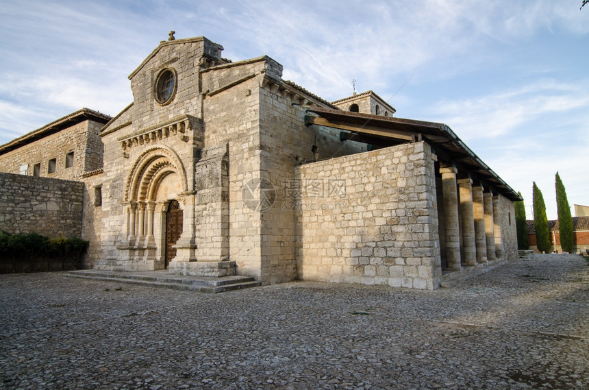 西班牙巴利亚多德附近的WambaRomanesque教堂图片