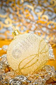 金色的圣诞舞会金色的表面和模糊背景上都有装饰品图片