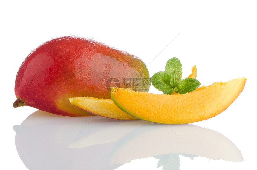 芒果水和白色反射背景的切片图片