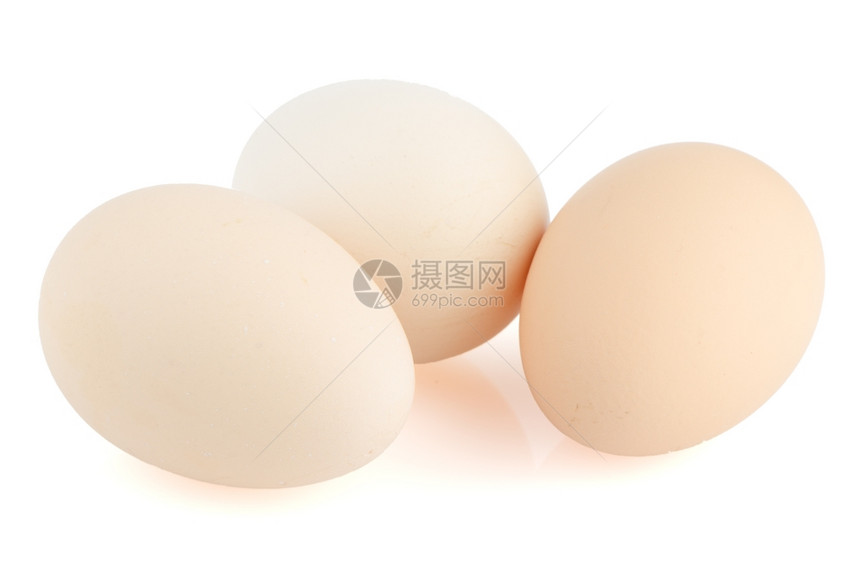 三个蛋在白色背景上分离图片