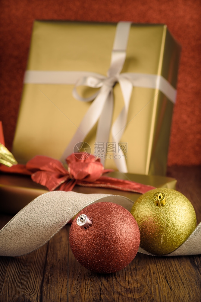 带有木背景上圣诞元素的礼品盒图片
