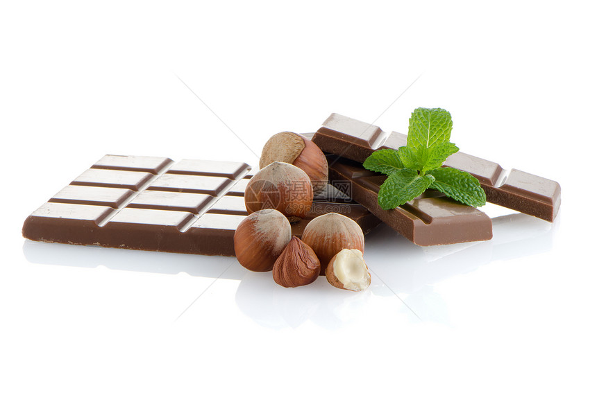 巧克力部分和肉桂棒孤立在白色背景图片