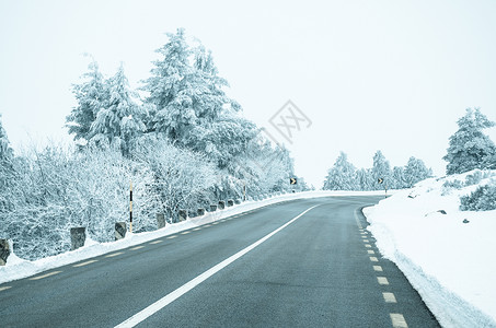 赶上有白雪的山路背景