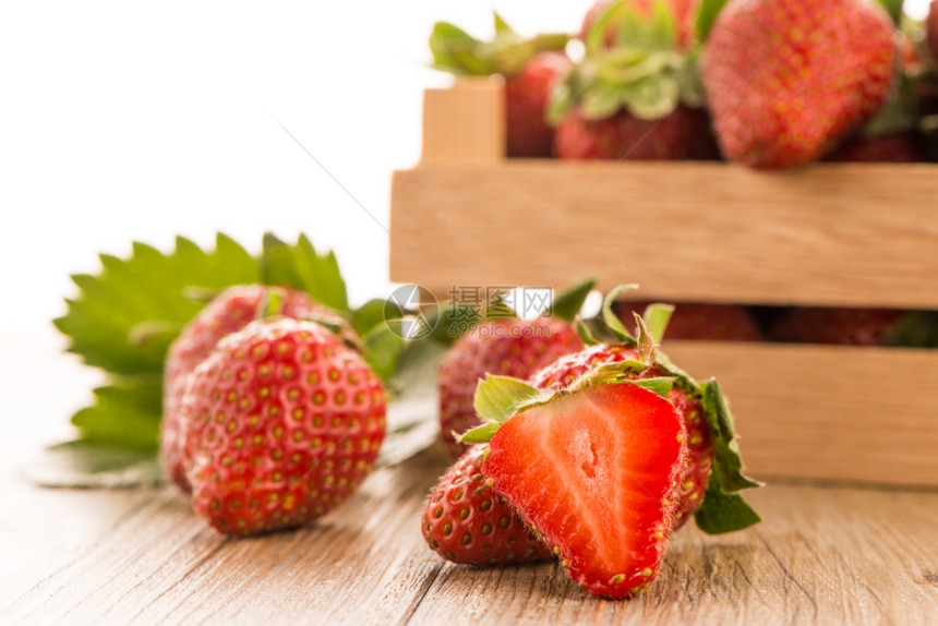 红褐色木制表背景上的草莓图片