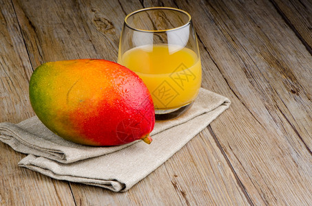 新鲜芒果汁和水背景图片
