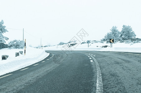 有白雪的山路图片