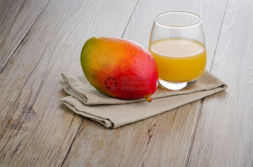新鲜芒果汁和水图片