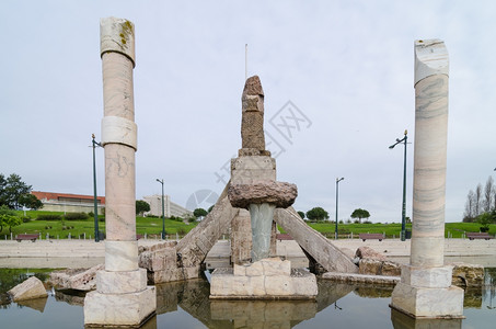 4月25日革命的古迹喷泉在葡萄牙里斯本图片