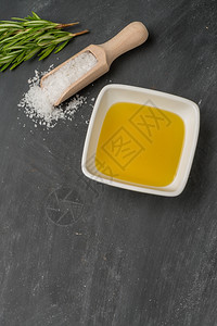 美食的烹饪原料橄榄油迷迭香和盐图片