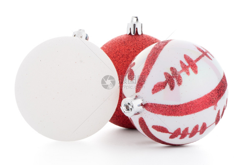 白色背景上的圣诞装饰球图片