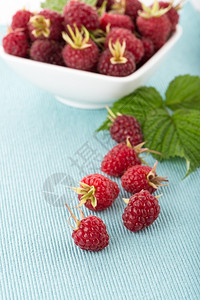 新鲜的草莓放在木制桌上的白碗里图片