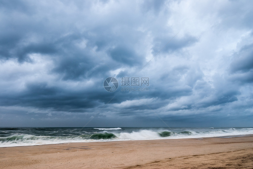 暴风在海中与沙滩相伴图片