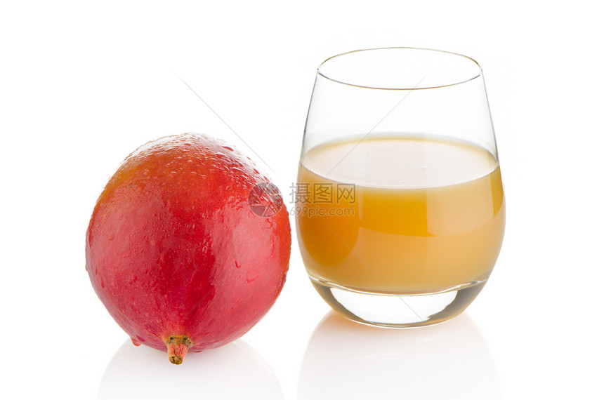 新鲜芒果汁和水白色反射背景图片