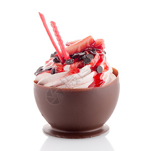巧克力樱桃慕斯美味的草莓和巧克力糕饼慕斯孤立在白色背景背景