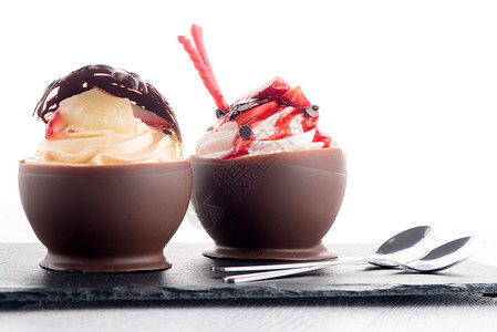 巧克力樱桃慕斯美味的草莓和巧克力甜圈黑板底背景