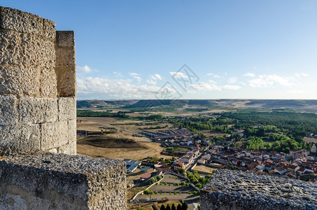 西班牙佩纳菲埃尔城堡的石塔建于10世纪位山上图片