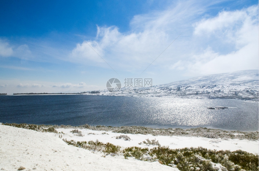 维里亚托山湖在塞拉达埃斯特雷拉葡萄牙覆盖着雪和云图片