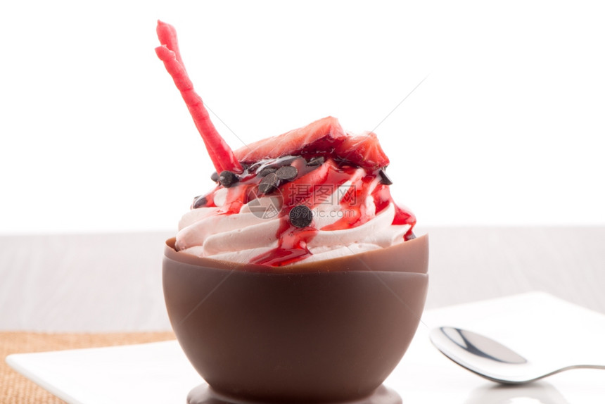 美味的草莓和巧克力甜圈黑板底图片