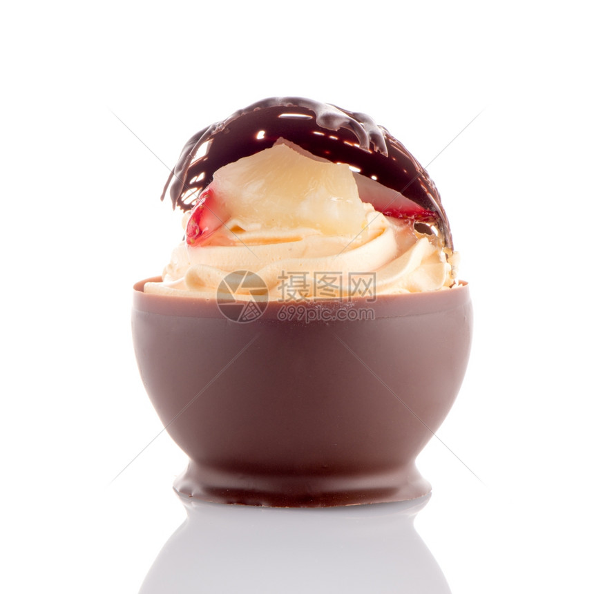美味的草莓和巧克力糕饼慕斯孤立在白色背景图片