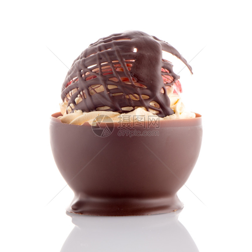 美味的草莓和巧克力糕饼慕斯孤立在白色背景图片