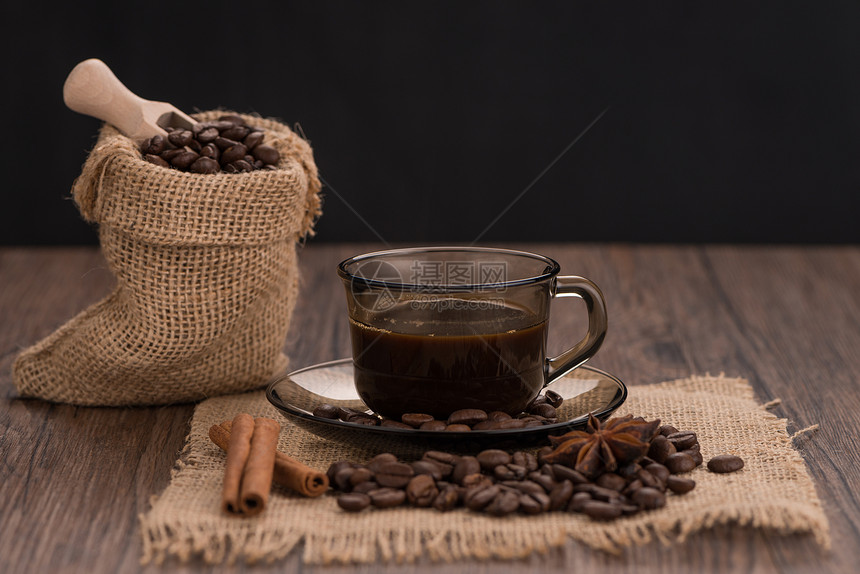 咖啡杯和生锈桌上的烤豆图片