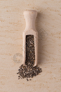 顶端的木制勺子与奇贺种对抗米基黑乙烯背景图片
