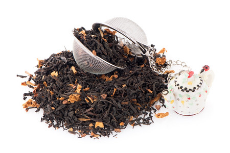 有花瓣的芳香黑干茶和白色反射背景的茶技师图片