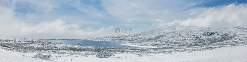 维里亚托山湖在塞拉达埃斯特雷拉葡萄牙覆盖着雪和云图片