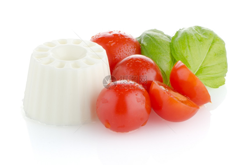 新鲜的白奶酪樱桃西红柿和鹦鹉叶白色反射背景图片