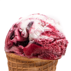 红水果甜的冰淇淋在筒上图片