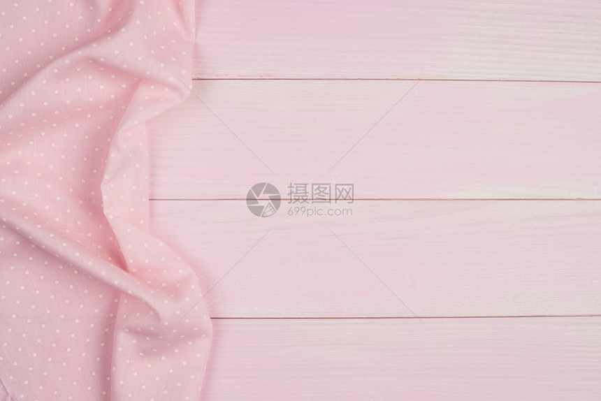 木制厨房桌上的粉色毛巾从上面看图片