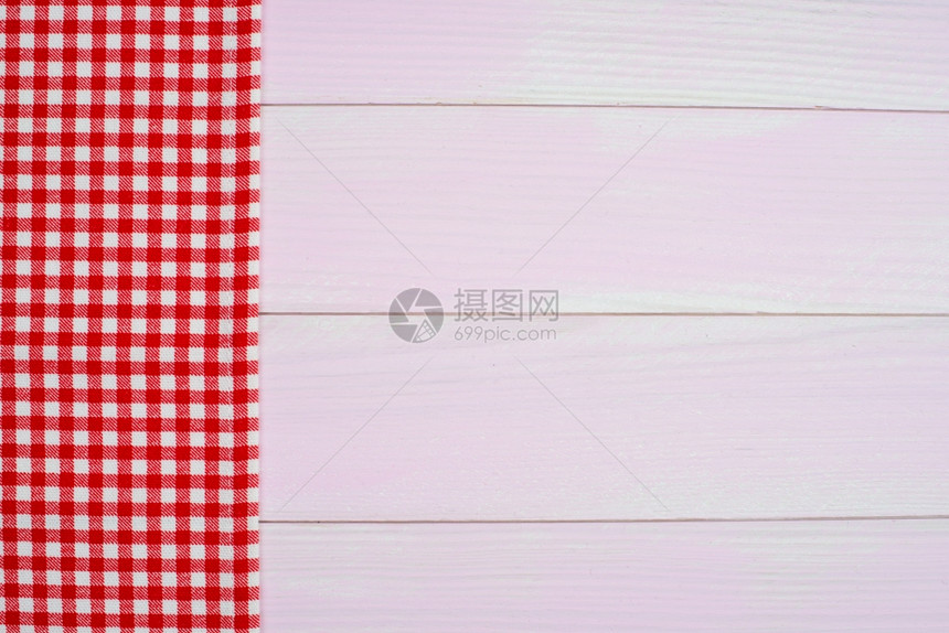红毛巾放在木制厨房桌子上从面看图片