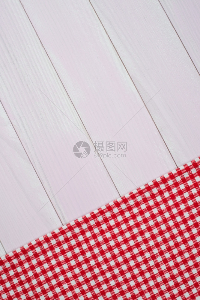 白毛巾和红放在木制厨房桌子上从面看图片