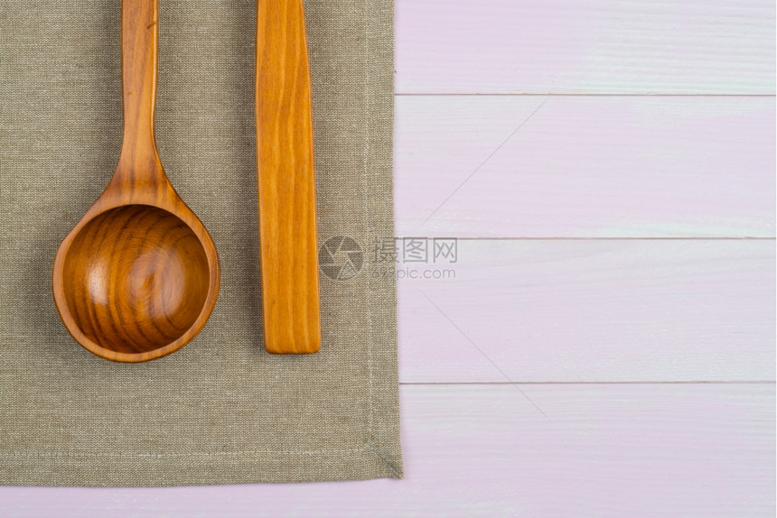 餐具在木制桌边的米巾上从面看图片