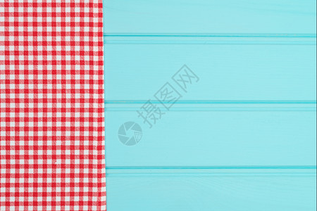 白毛巾和红放在木制厨房桌子上从面看背景图片