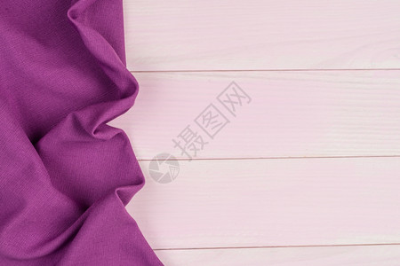 在木制厨房桌子上方有紫色毛巾从上面看图片